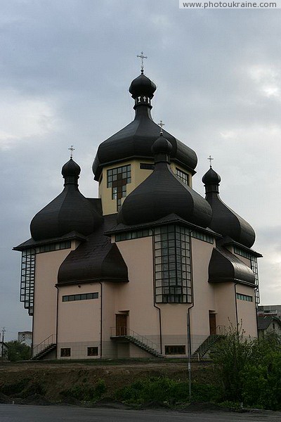 Бурштын. Алтарный фасад церкви Всех Святых и Иосафата Ивано-Франковская область Фото Украины