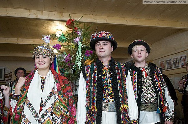 Верховина. Гуцульская свадьба - молодожены и свидетель Ивано-Франковская область Фото Украины