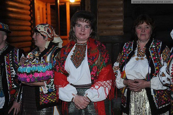 Verkhovyna. Hutsul wedding - knowledgeable women Ivano-Frankivsk Region Ukraine photos