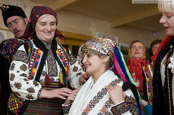 Верховина. Гуцульская свадьба - невеста всегда красавица Ивано-Франковская область Фото Украины