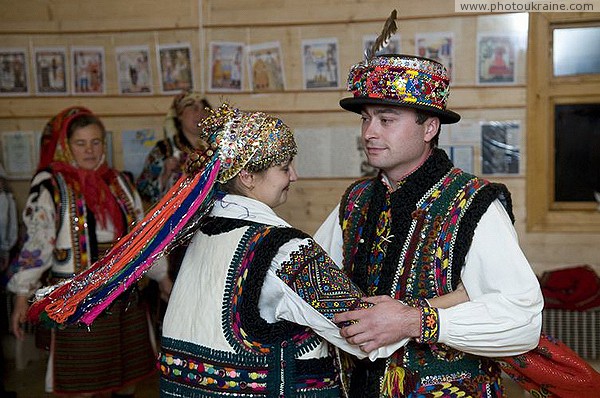 Верховина. Гуцульская свадьба - танец молодоженов Ивано-Франковская область Фото Украины