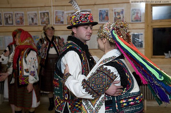 Верховина. Гуцульская свадьба - влюбленный взгляд Ивано-Франковская область Фото Украины