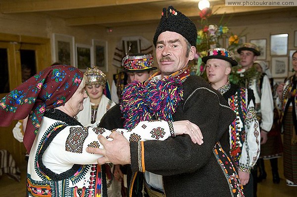 Верховина. Гуцульская свадьба - родительский танец Ивано-Франковская область Фото Украины