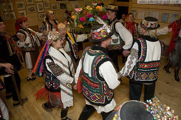 Verkhovyna. Hutsul wedding - wedding dance Ivano-Frankivsk Region Ukraine photos