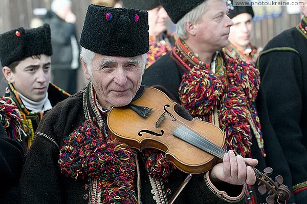 Верховина. Опытный гуцульский скрипач Ивано-Франковская область Фото Украины
