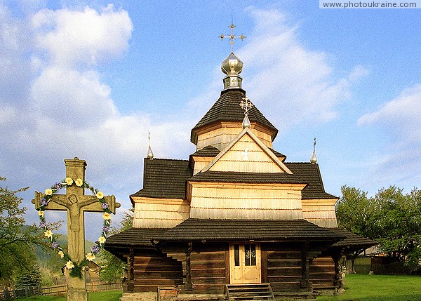 Ворохта. Петропавловская церковь и памятный крест Ивано-Франковская область Фото Украины
