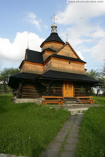 Vorokhta. The path to the old temple Ivano-Frankivsk Region Ukraine photos