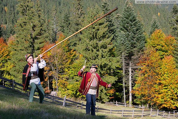 Vorokhta. Hutsul duet in the fresh air Ivano-Frankivsk Region Ukraine photos