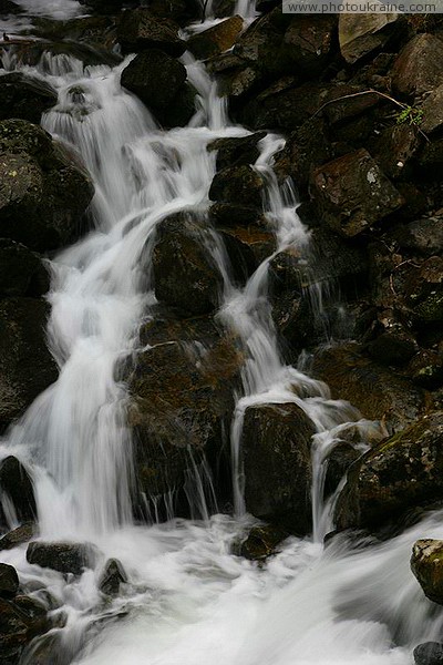 Карпатский НПП. Каскадный водопад на горном ручье Ивано-Франковская область Фото Украины