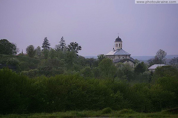 Крылос. Успенская церковь в сельском ландшафте Ивано-Франковская область Фото Украины