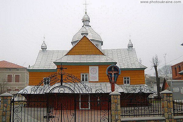 Надворная. Деревянная Воздвиженская церковь Ивано-Франковская область Фото Украины