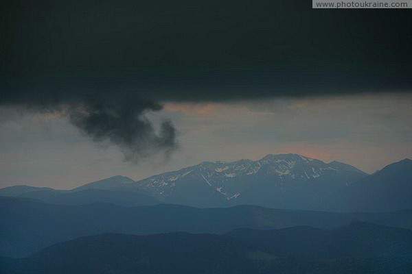 Chornohora. The hole in the lower edge of the clouds Ivano-Frankivsk Region Ukraine photos