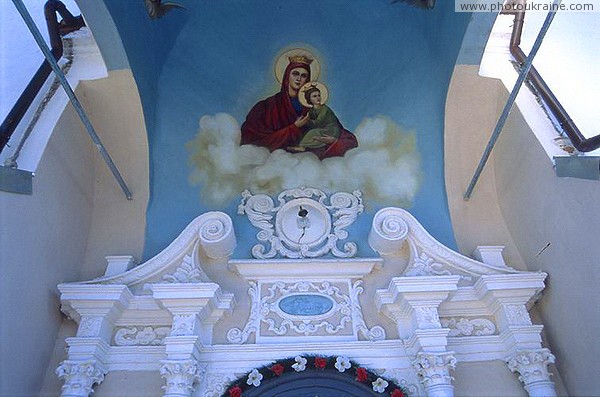 Рогатин. Роспись над порталом церкви Рождества Ивано-Франковская область Фото Украины