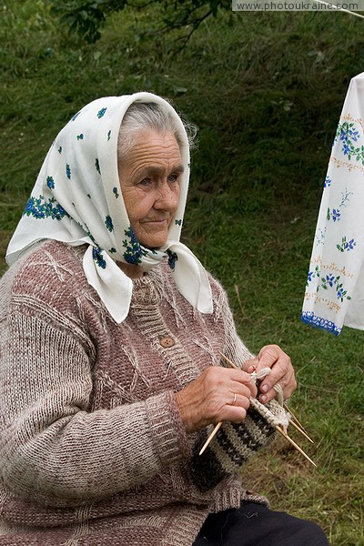 Шешоры. Традиционное бабушкино занятие Ивано-Франковская область Фото Украины