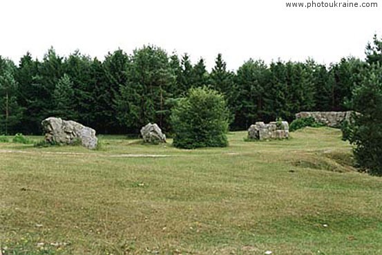  die Siedlung Strizhavka. Die Ruinen des Satzes Gitlera 