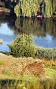 Кривой Рог. Одна из скал в зеленом обрамлении, Днепропетровская область, Геологические достопримечательности 