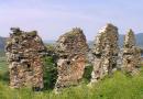 Хуст. Розвалини стіни Хустського замка, Закарпатська область, Фортеці і замки 