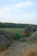 Терпенье. Одинокие глыбы у подножия останца, Запорожская область, Геологические достопримечательности 