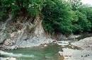 Шешори. Пісковикова скеля огинається річищем річки, Івано-Франківська область, Геологічні пам’ятки 